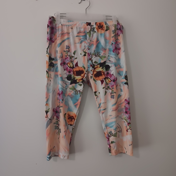 NWOT White Floral Patterned Women's Capri Leggings, Size Large - Picture 1 of 4
